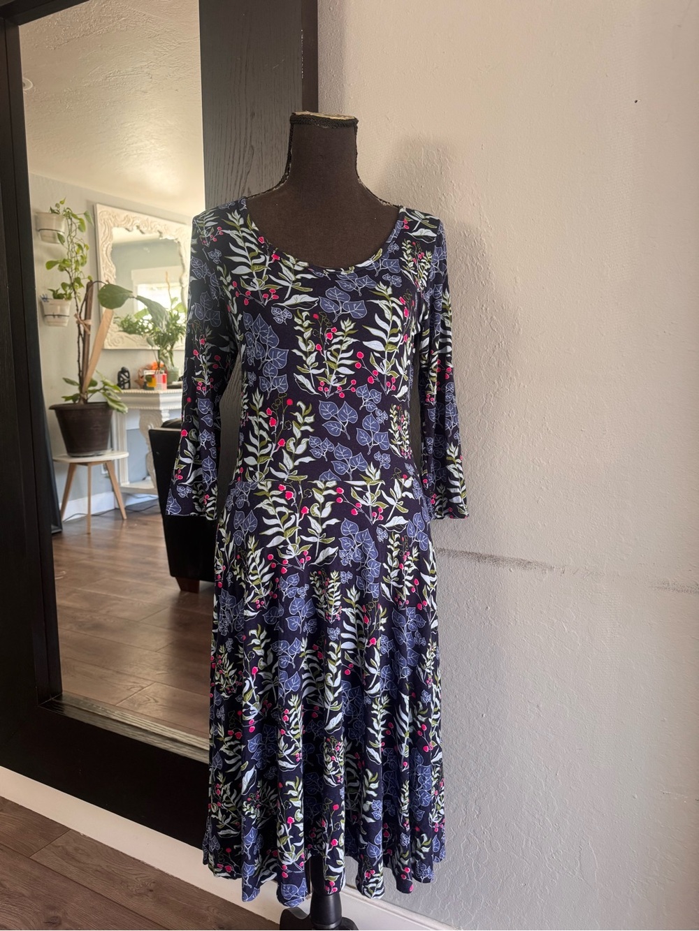 Floral Scoop Neck Midi Dress by Dharma, Size M - Picture 2 of 7